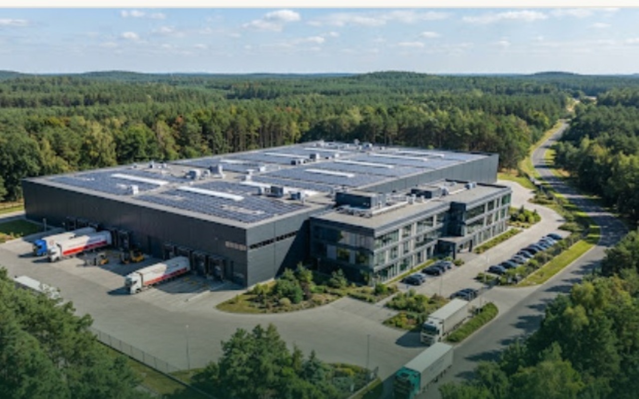 Nowoczesna hala przemysłowa i zakład produkcyjny FUEKO w otoczeniu lasu